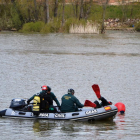 La Unidad de Actividades Subacuáticas de la Guardia Civil, durante la búsqueda de un cuerpo de un hombre en el Duero a su paso por Zamora.-ICAL
