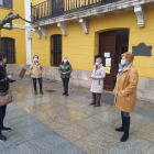 Una técnico del Ayuntamiento de Tudela explica la futura aplicación a un grupo de vecinas de la localidad. A.T.D.