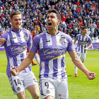 Mata celebra junto a Toni Martínez el gol de la victoria contra el Almería.-J. M. LOSTAU