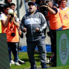 Maradona celebra el gol de su equipo en su debut con Gimnasia.-