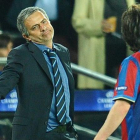 Mourinho gesticula ante Messi en un clásico del 2010.-JORDI COTRINA