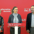 Virginia Barcones, flanqueada por Isaura Leal y Joaquín Llamas, ayer en la sede regional del PSOE.-ICAL
