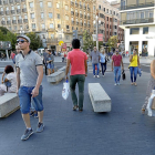 Bancos de hormigón instalados en la plaza de Zorrilla para impedir el acceso de vehículos.-J.M. LOSTAU