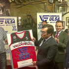 Javier Gómez Salamanca, de Comercial Ulsa, con la camiseta firmada por la plantilla.-G.V.
