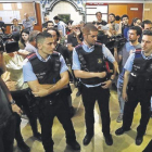 Un grupo de mossos d’esquadra en el instituto Miquel Tarradell, del barrio barcelonés del Raval, ayer.-FERRAN NADEU