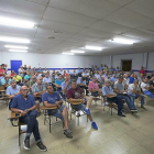 Trabajadores de Auvasa en la asamblea celebrada el jueves por la noche en la que se acordó relizar paros en las fiestas patronales de septiembre.-J.CASTILLO
