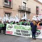 Trabajadores del Ayuntamiento de Medina del Campo, concentrados ayer en señal de protesta.-EL MUNDO