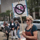 Una ciudadana de Dayton demuestra su rechazo al presidente Donald Trump.-