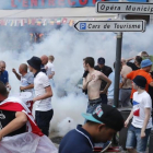 Aficionados ingleses corren tras el lanzamiento de gases lacrimógenos por la policía en Marsella.-DARKO BANDIC