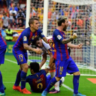 Messi celebra efusivamente el gol tras el lanzamiento de botellas que sufrieron en Mestalla los jugadores con el 2-3.-JOSÉ JORDAN