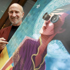 Javier Angulo  junto a uno de los carteles que anuncia la Semana Internacional de Cine de Valladolid-J. M. LOSTAU