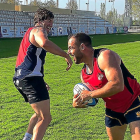 Sam Katz sonríe con el oval en la mano durante el entrenamiento de ayer.-E.M.