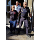 Agentes de la Policía Nacional detienen en el barrio del Crucero de León a Santiago Izquierdo Trancho, el preso huido la pasada semana.-ICAL
