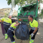 Los servicios de limpieza trabajan en el parque de Las Moreras.-PABLO REQUEJO