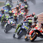El pelotón de MotoGP, en la primera vuelta.-AP / JENS MEYER