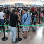 Colas en los controles de seguridad de El Prat este jueves.-ELISENDA PONS