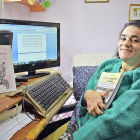 La escritora Tere Guerra, en su casa de Sogo de Sayago (Zamora), con sus dos libros publicados y el tercero, abierto en la pantalla de su ordenador.-ARGICOMUNICACIÓN