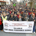 Cabecera de la manifestación en la calle Santiago, con cientos de personas aún sin haber arrancado en la plaza de Zorrilla.-J.M. LOSTAU