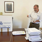 Fernando Rey  mete en cajas las pertenencias de su despacho.-PABLO REQUEJO.