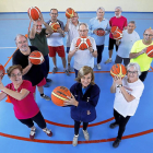 Los participantes en ‘SuperSenior’ posan para TODO DEPORTE antes de comenzar su entrenamiento en el centro cívico José Luis Mosquera.-J. M. LOSTAU