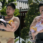 Existe una tradición japonesa que pretende provocar el llanto del niño para ahuyentar malos espíritus.-EFE