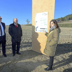 La arquitecta Ana Jiménez explica los pormenores de la edificación ante Fernando Rey y MarianoSuárez, ayer.-ICAL