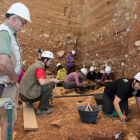 El coodirector de los Yacimientos de Atapuerca, Eudald Carbonell, observa los trabajos en el yacimiento de Gran Dolina.-ICAL