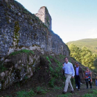 El director general de Patrimonio Cultural, Enrique Saiz (I), visita la rehabilitación llevada a cabo en el Castillo de Sarracín en la localidad de Vega de Valcarce (León)-Ical