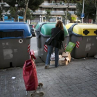 Una mujer deposita residuos en contenedores, imagen de archivo.- E.M.
