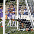 Mata es felicitado por Miguel, mientras Toni se acerca a ambos, tras marcar el único gol del partido; Champagne observa el balón.-PABLO REQUEJO