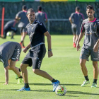 Garitano participó con los jugadores en los rondos; en la imagen junto a Javi Moyano.-Pablo Requejo