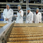 Juan Miguel Martínez Gabaldón, Isabel García Tejerina, María Teresa Rodríguez y María José Salgueiro, durante la visita a la fábrica de Gullón en Aguilar.-E.M.