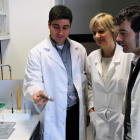 Carlos García-Estrada, Katarina Kosalková y Carlos Barreiro en las instalaciones del Inbiotec.-E.M.