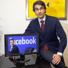 Luis Gervás, en su despacho de Valladolid, ante una imagen del creador de Facebook, Mark Zuckerberg.-J.M. LOSTAU