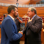 El portavoz socialista, Luis Tudanca, saluda al presidente de la Junta en el Hemiciclo.-ICAL