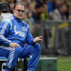 Marcelo Bielsa, sobre una nevera, da instrucciones en un partido del Marsella, su último equipo.-AFP / JEAN-SEBASTIEN EVRARD