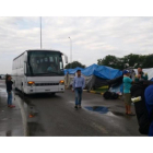 Varios autobuses trasladarán a los refugiados desde el campamento de Eko, en Grecia, hacia los centros organizados.-ARES MASIP / TWITTER