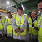 El presidente de la Junta de Castilla y León, Alfonso Fernández Mañueco, visita la fábrica de la cooperativa ACOR en Olmedo (Valladolid) junto al presidente de la cooperativa, Justino Medrano.-ICAL