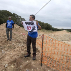 Integrantes de la plataforma ‘Stop Uranio’ frente a las obras de excavación de la mina.-ICAL