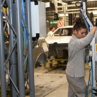 Una trabajadora de Renault trabaja en la factoría de Palencia.-ICAL