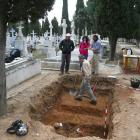 La Asociación para la Recuperación de la Memoria Histórica (ARMH) realiza una intervención arqueológica en un espacio de intacto de 12 metros cuadrados en el cementerio del Carmen de Valladolid, donde se han encontrado al menos restos de dos peresonas.-ICAL