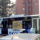 Autobús de la línea 8 de Valladolid, con la imagen promocional del turismo de Serrrada.-EL MUNDO