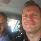 El director del Trek, Steven de Jongh, junto a Frank de Boer durante una visita del exfutbolista  en el pasado Tour de Francia-TWITTER