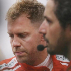Sebastian Vettel (Ferrari), con cara de pocos amigos en el box de Singapur.-VINCENT THIAN (AP)