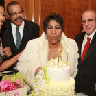 Aretha Franklin sopla, rodeada de amigos, las velas de la tarta de vainilla para celebrar su 74 cumpleaños, este jueves en Nueva York.-AP / DONALD TRAILL
