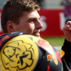 El holandés Max Verstappen se baja de su Red Bull como triunfador del GP de Austria.-AFP / GEORG HOCHMUTH