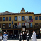 Encuentro entre el Cristo Resucitado y la Virgen de la Alegría en la plaza Mayor de Tordesillas-C. T.