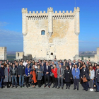 Foto de familia de los importadores chinos, miembros de la Cámara de Comercio y la Diputación, sobre la cubierta del Museo del Vino de Peñafiel, ayer.-EL MUNDO