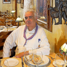 Francisco Martínez, Paco, sentado a la mesa de uno de los comedores del restaurante La Criolla, en Valladolid.-J. M. LOSTAU