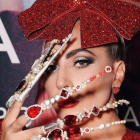 Lady Gaga muestra su nuevo ’nail art’ en la presentación de su colección de sombras de ojos.-INSTAGRAM